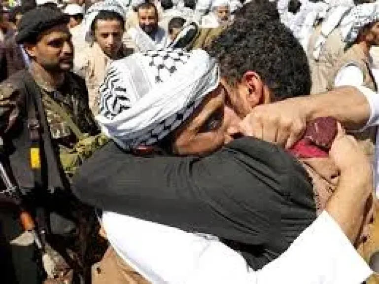 ”500 اسم... لكن 3 فقط حقيقيين! كشف صادم عن خطة الحوثي لسرقة اتفاق الأسرى وتحويله إلى أداة دعائية!”